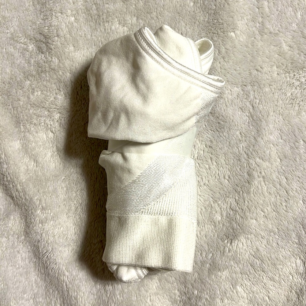White Everyday Tshirt Bra. Size M. 95% Nylon, 5% Spandex. Very Stretchable. NWOT - Picture 6 of 7